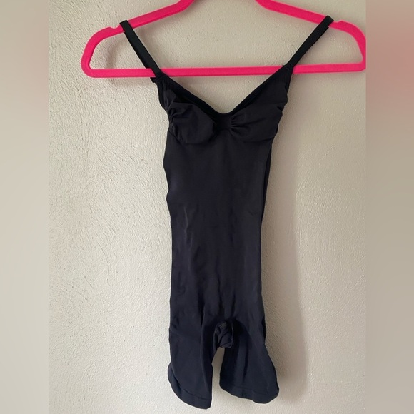 SKIMS Other - Skims sculpting mid thigh bodysuit